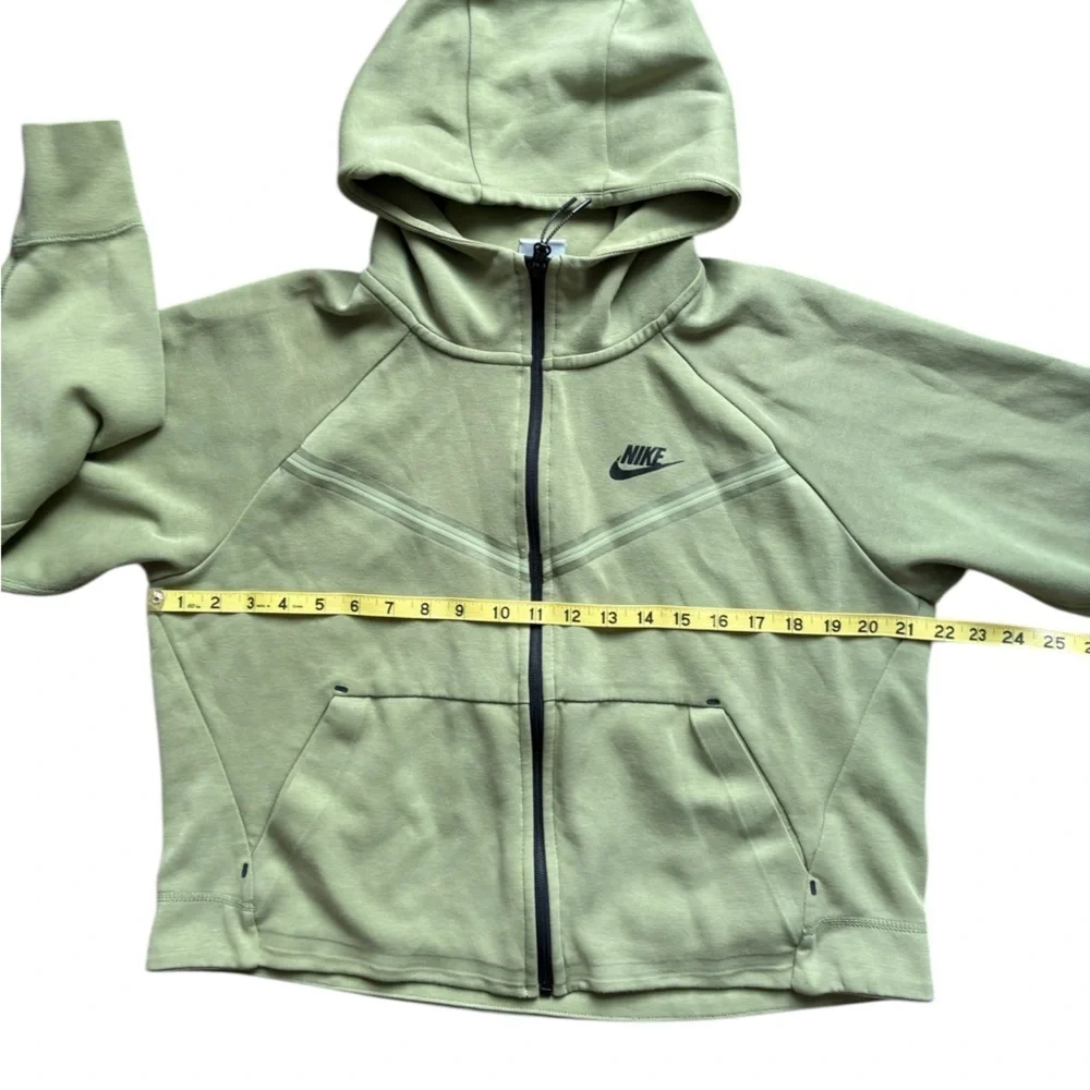 Nike Women's Sportswear Tech Fleece Windrunner Full-Zip size medium.